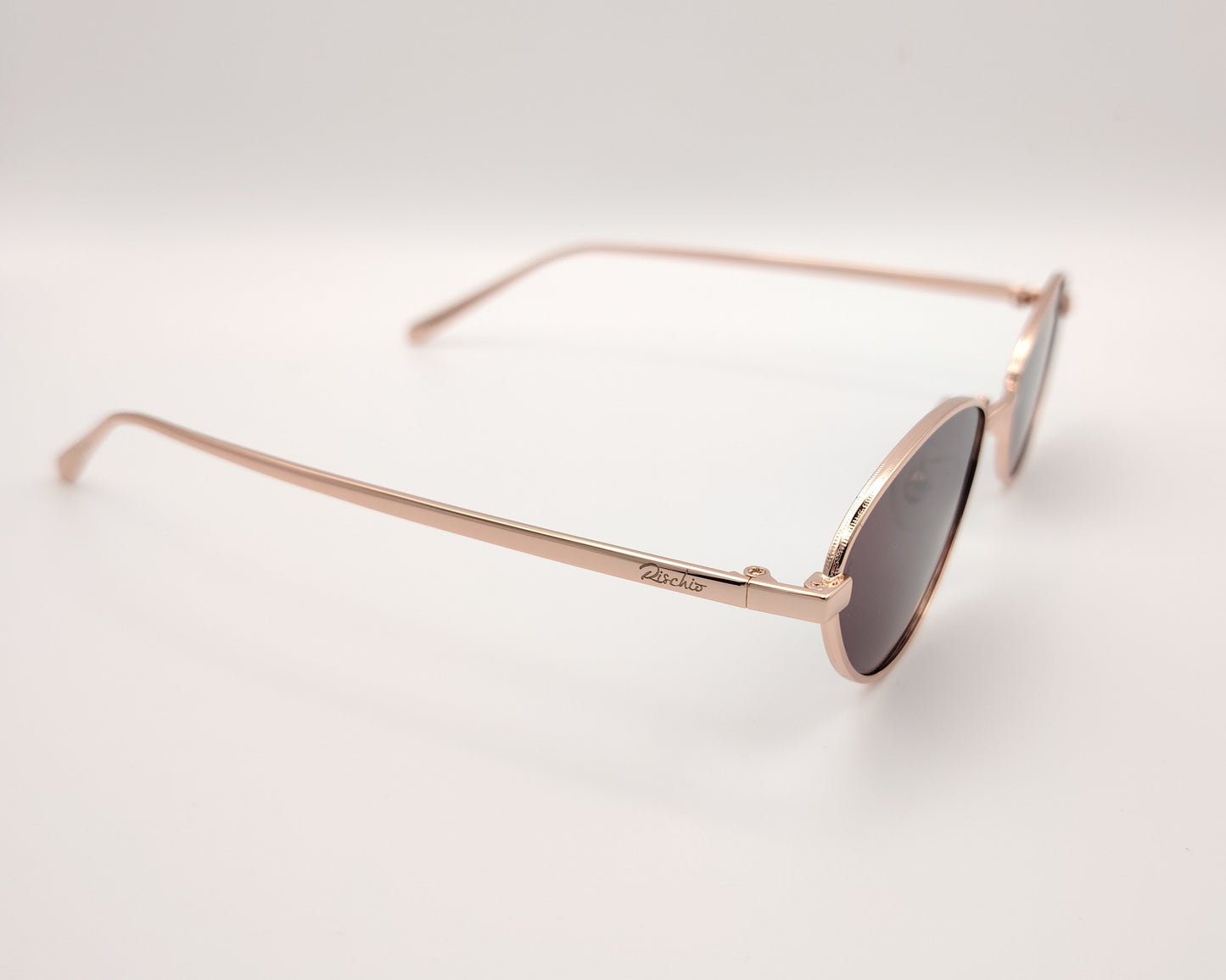 gafas de sol metálicas oro rosa con forma de lágrima y lentes oscuras