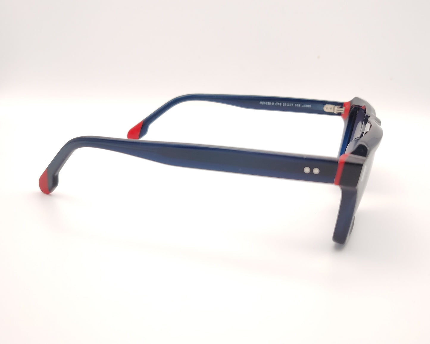 gafas de sol rectangulares de acetato con lentes oscuras polarizadas y montura robusta en color azul