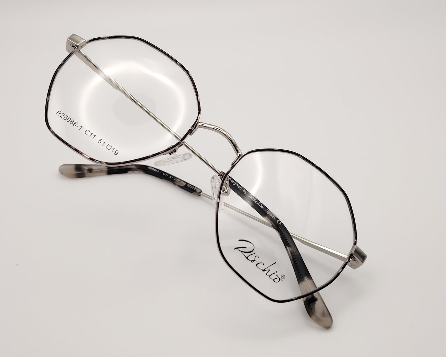 rischio r26086 c11 gafas de vista con montura metálica octogonal en color plateado con lacado jaspeado gris en
el frente, varillas finas y plaquetas ajustables diseño ligero y moderno