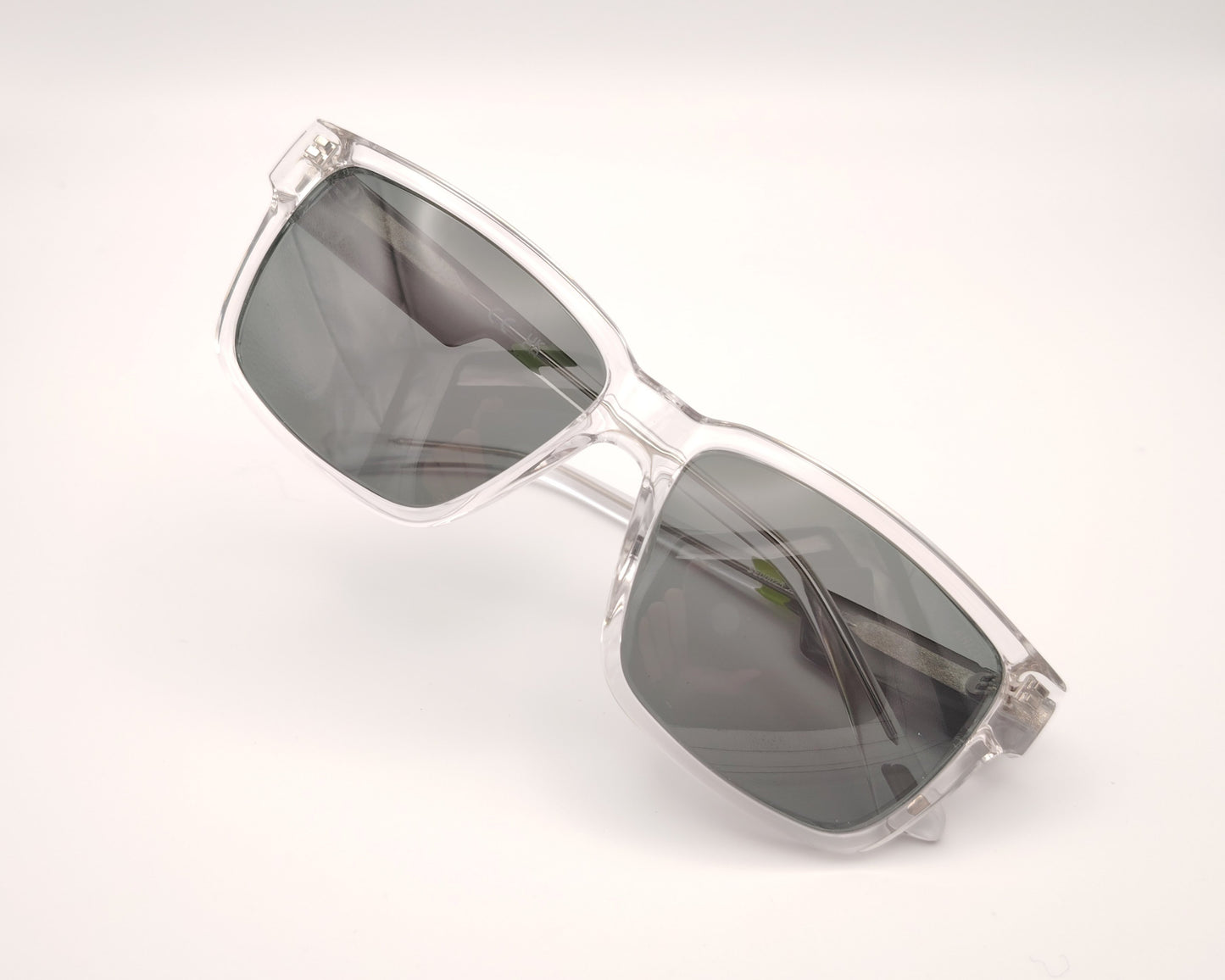 gafas de sol skechers se00025 26r con montura de pasta transparente y detalles en verde en las varillas