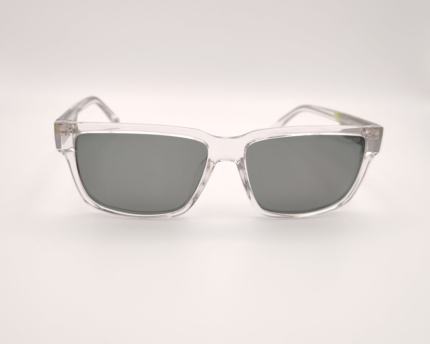 gafas de sol skechers se00025 26r con montura de pasta transparente y detalles en verde en las varillas