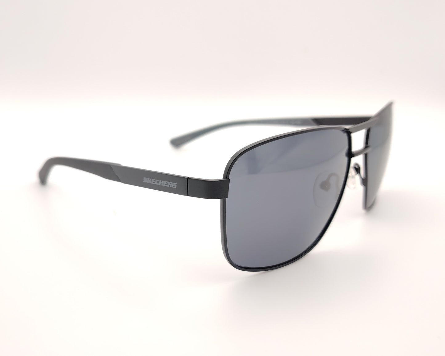 gafas de sol skechers estilo aviador con montura negra y lentes polarizadas oscuras
