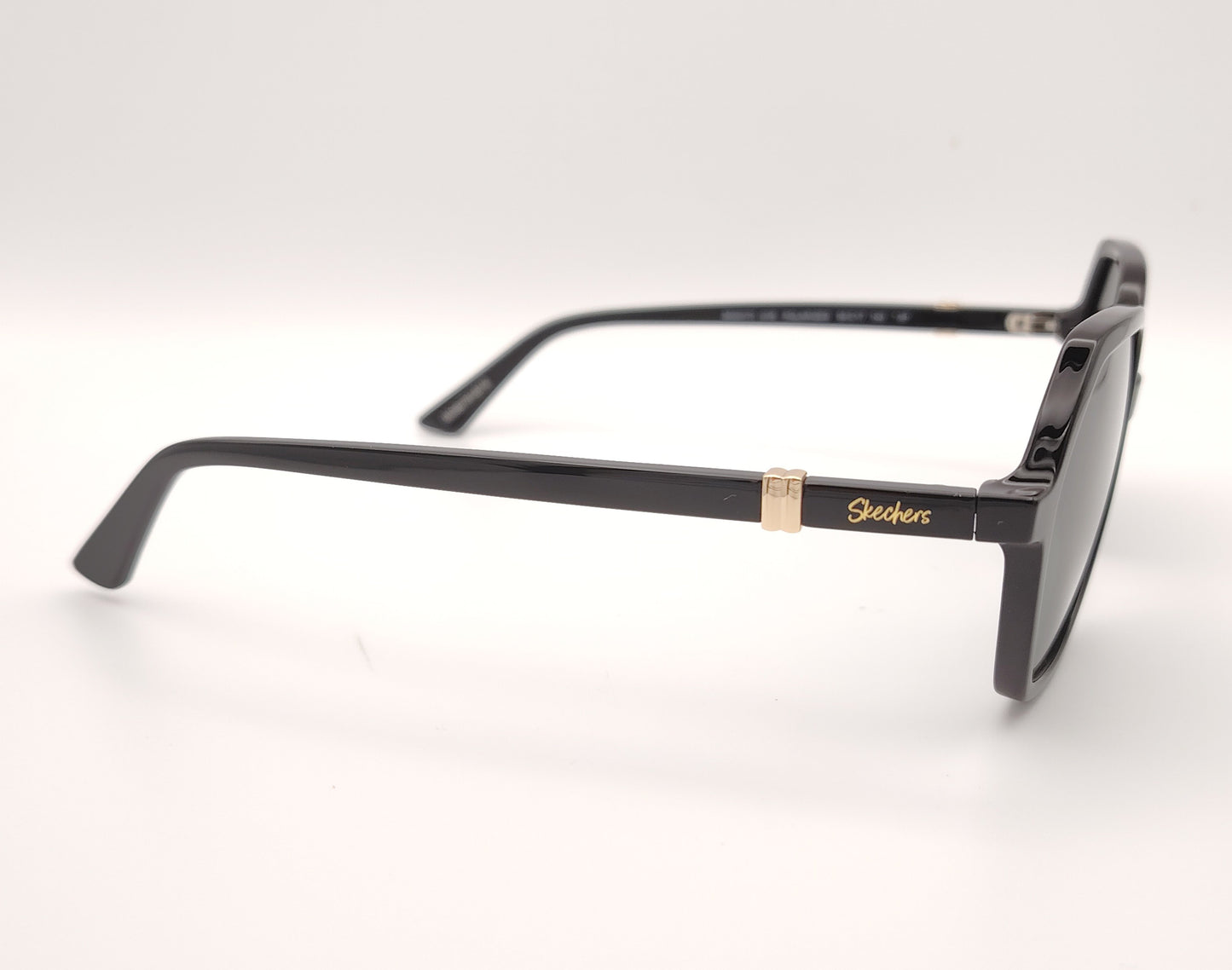 gafas de sol skechers negras con forma geométrica y lentes polarizadas grises