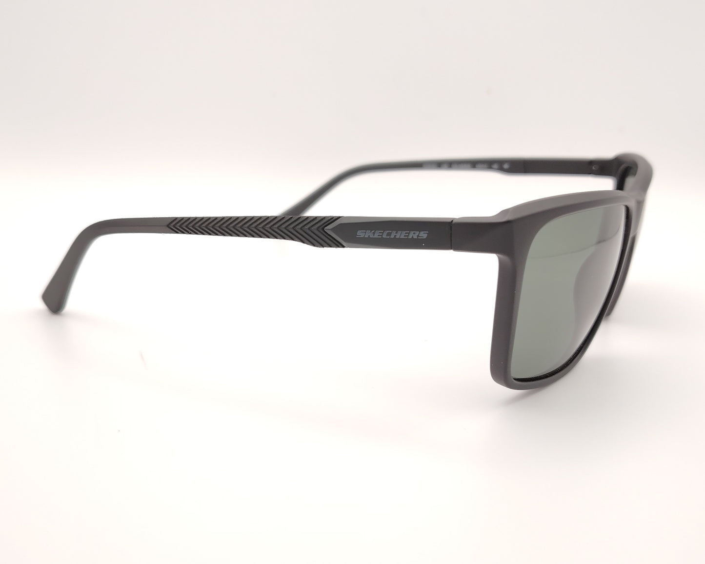 gafas de sol skechers envolventes negras con lentes polarizadas oscuras