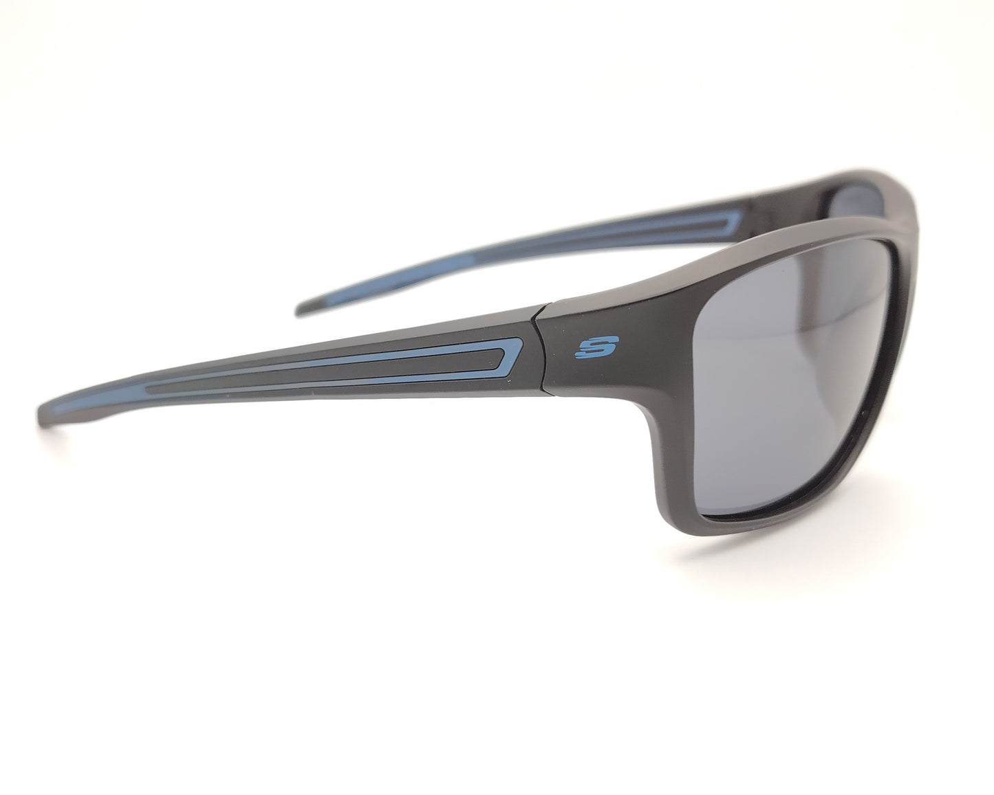gafas de sol skechers envolventes negras con detalles azules y lentes polarizadas oscuras