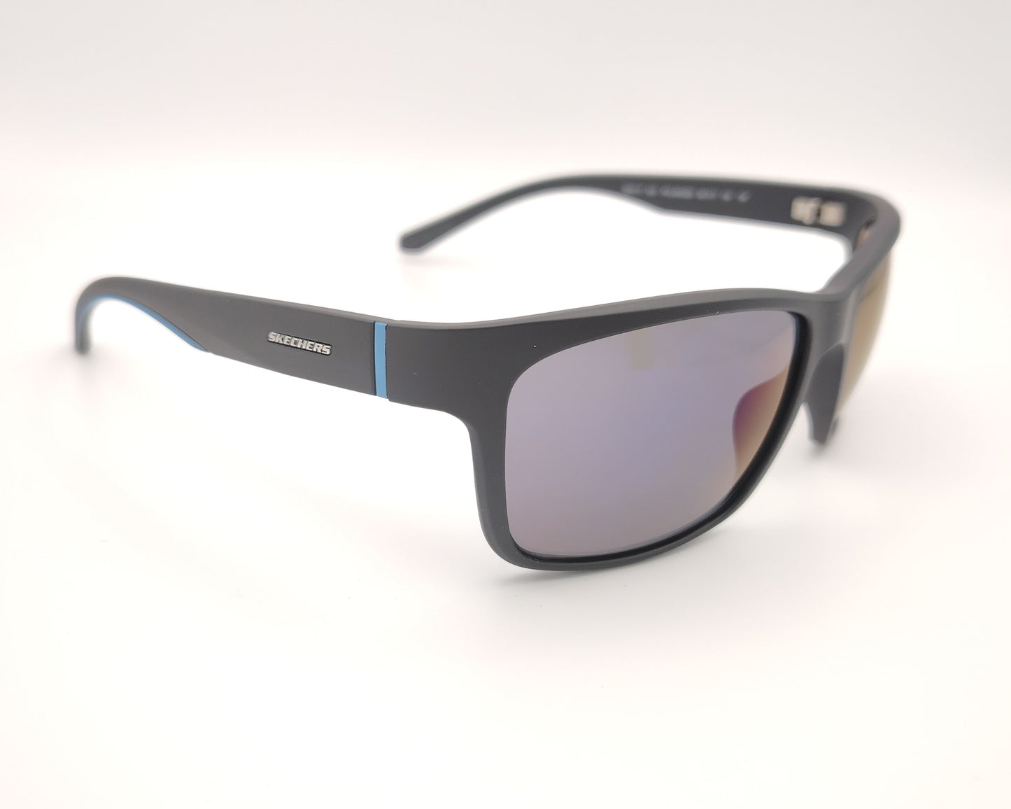 gafas de sol skechers se6117 02x con montura negra mate envolvente y detalles azules en las varillas, lentes polarizadas espejadas