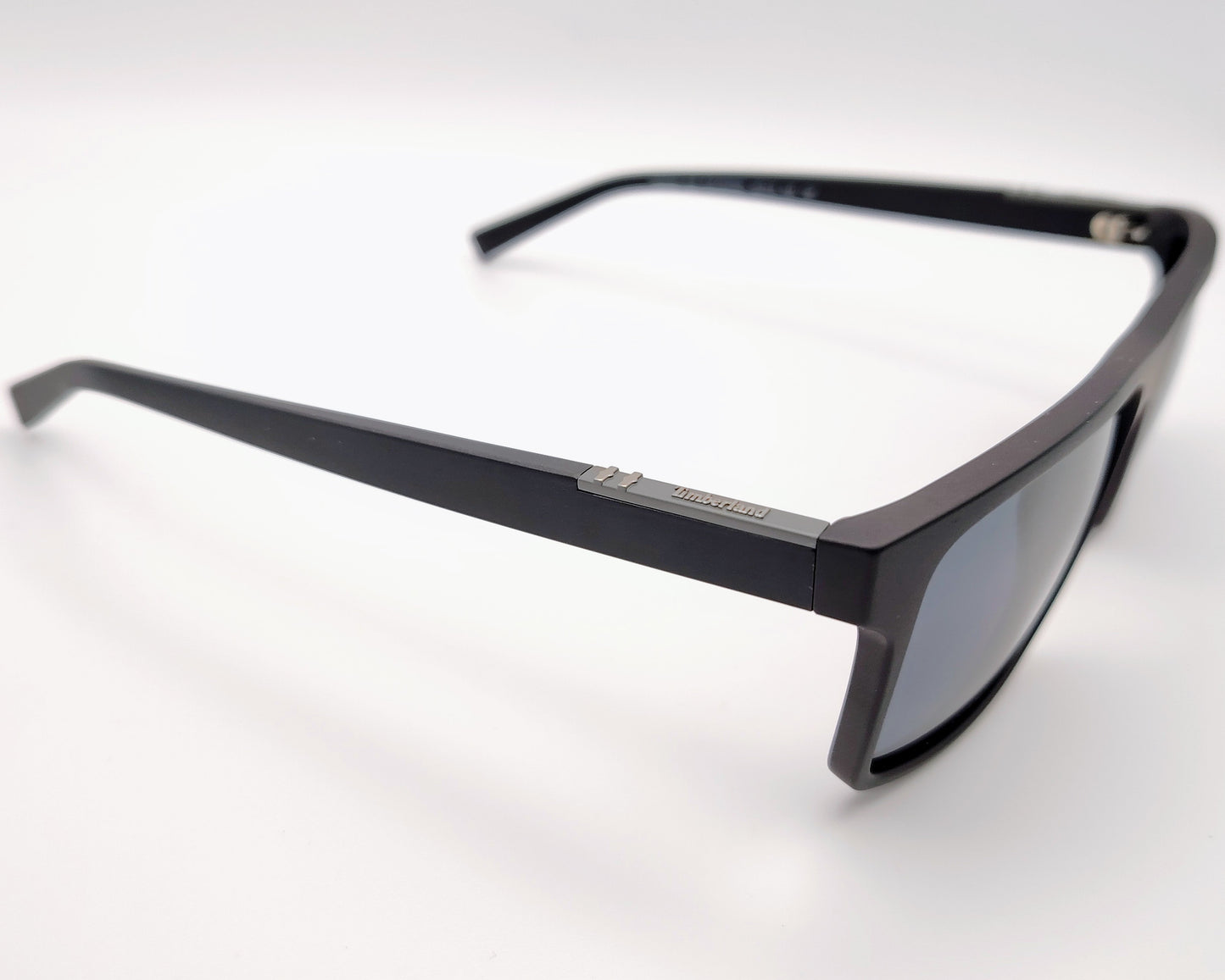 gafas de sol timberland con montura negra mate y lentes oscuras polarizadas