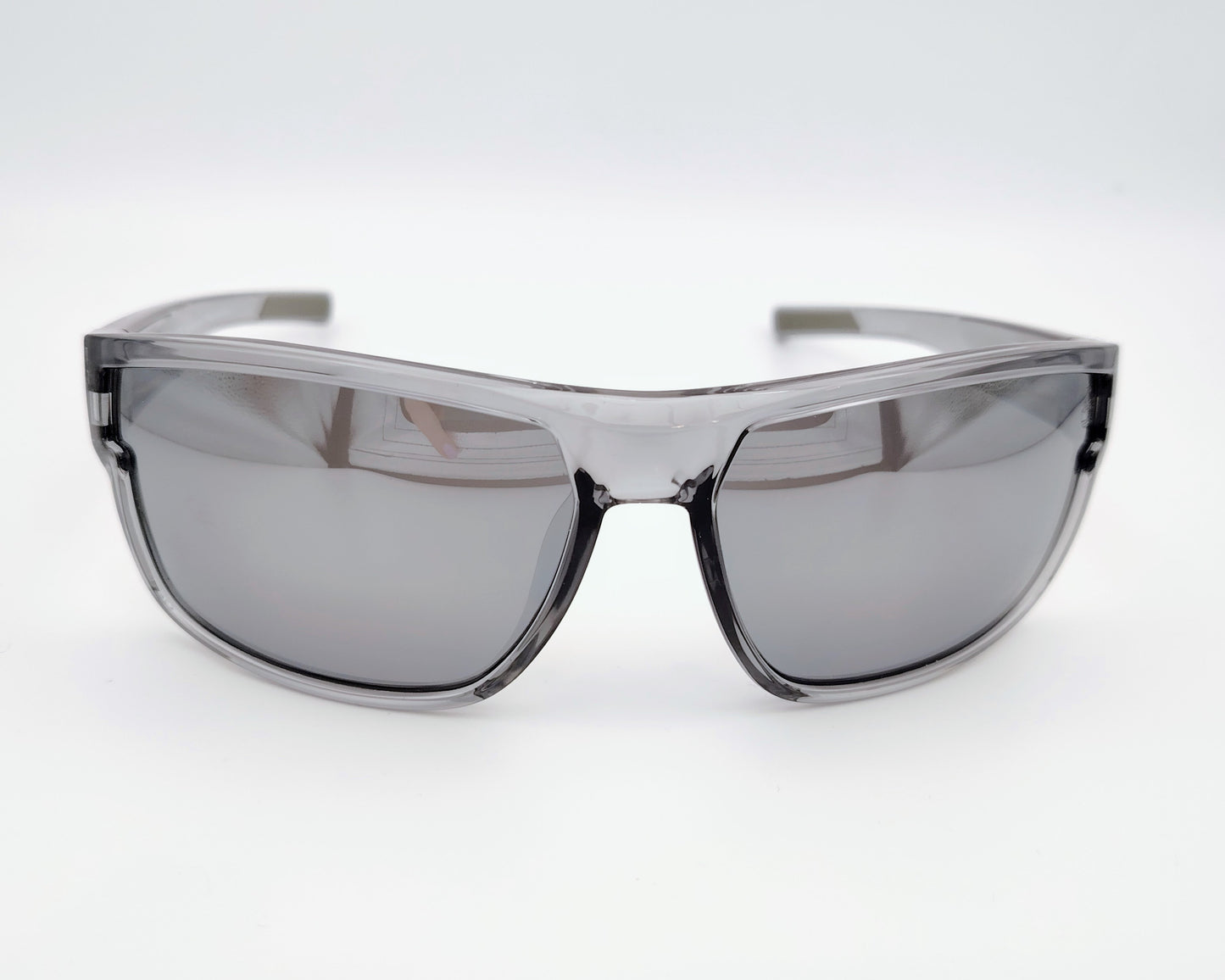 gafas de sol deportivas con montura gris translúcida, lentes espejo plateadas y logotipo timberland en la varilla