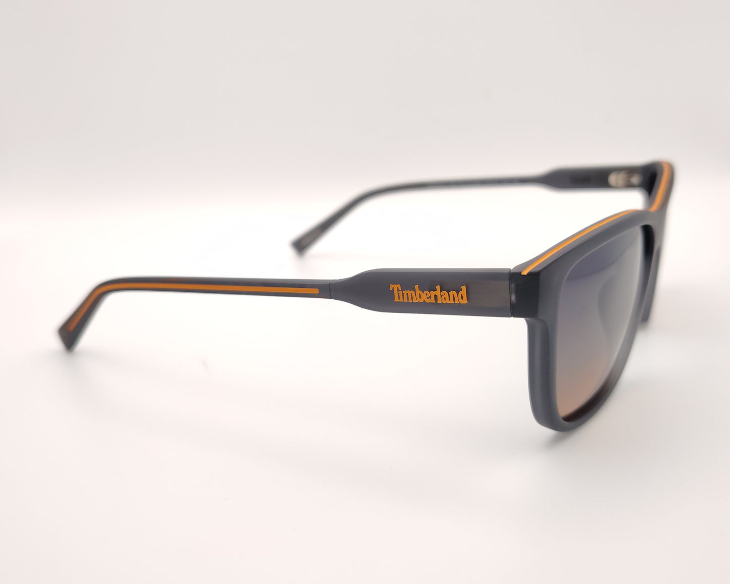 gafas de sol gris mate polarizadas con lentes marron degradado y detalle naranja en varillas