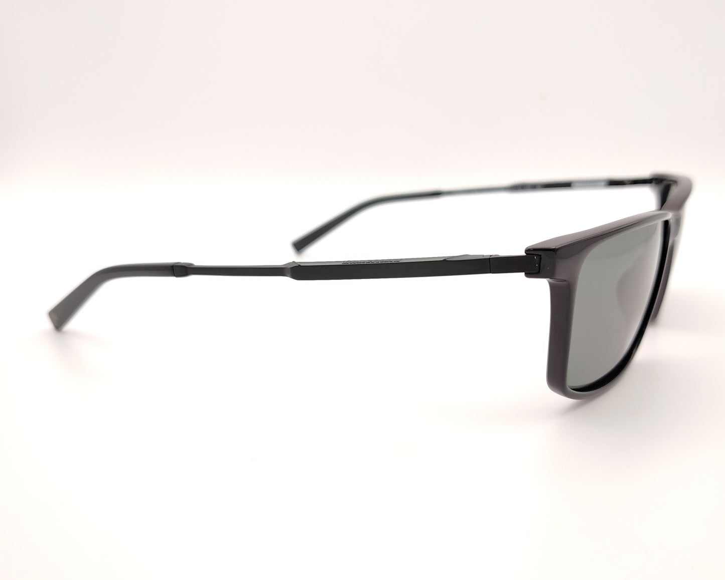 gafas de sol negras polarizadas con lentes gris y diseño rectangular moderno