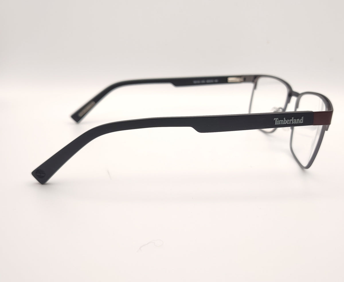 gafas de vista timberland con montura rectangular de metal en color burdeos con varillas negras de acabado mate