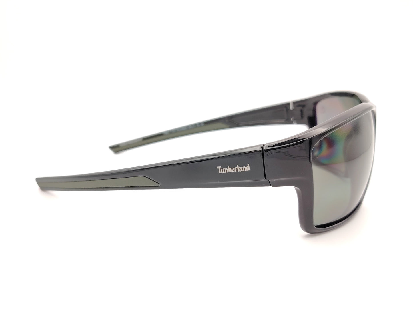 gafas de sol negras polarizadas con lentes gris y diseño deportivo envolvente