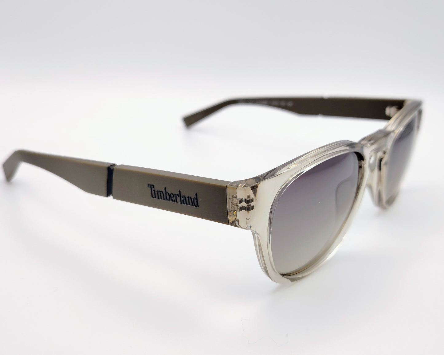 gafas de sol redondeadas con montura transparente gris humo y lentes degradadas oscuras