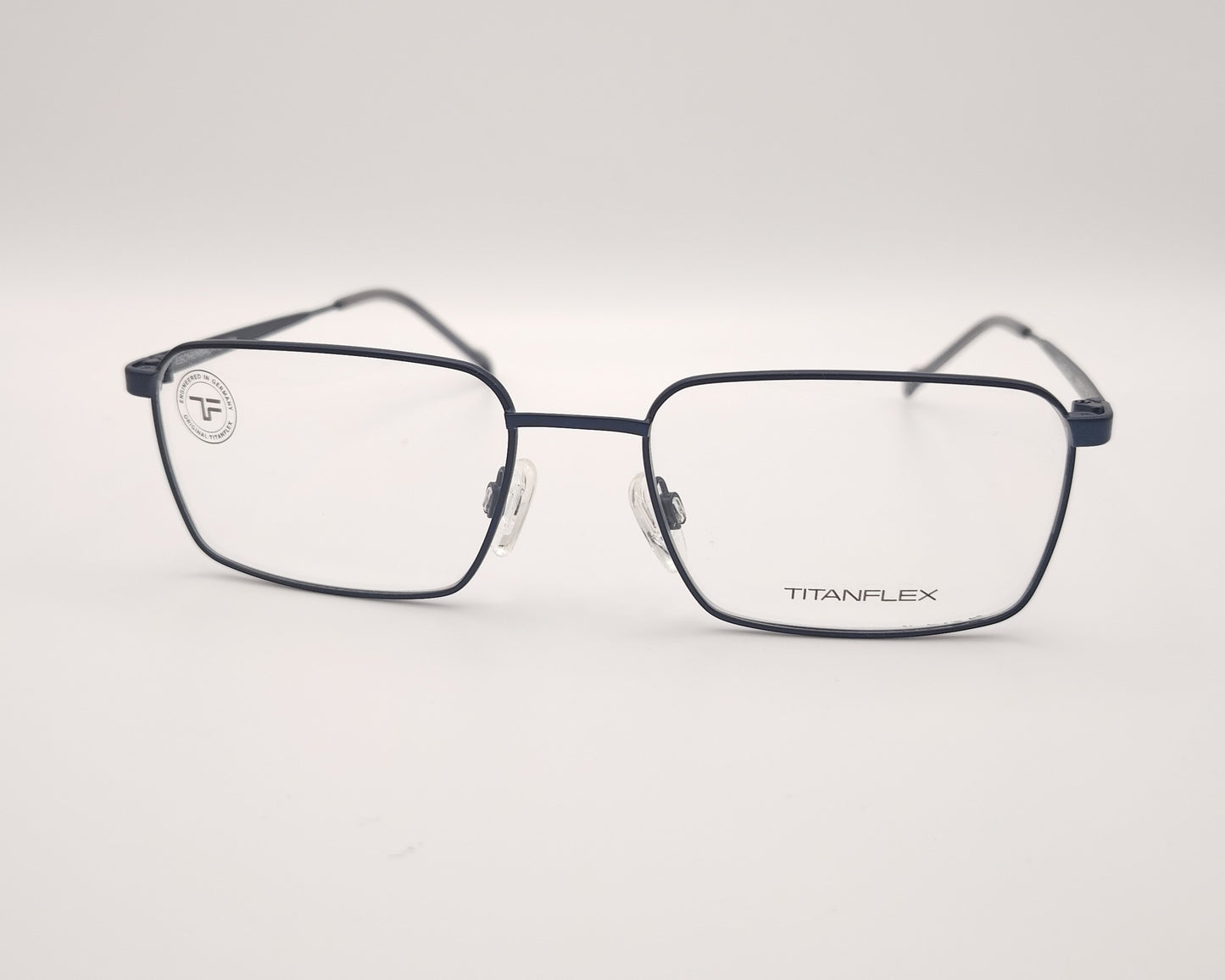 gafas titanflex rectangulares azul marino con montura metálica ligera y varillas finas