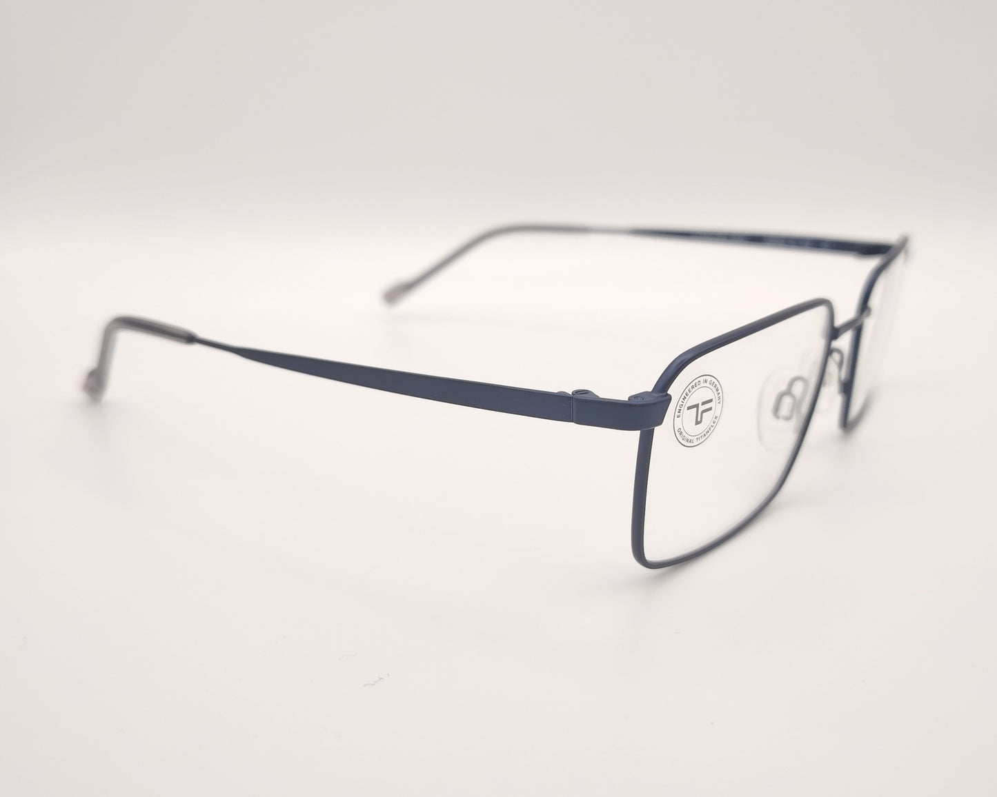 gafas titanflex rectangulares azul marino con montura metálica ligera y varillas finas