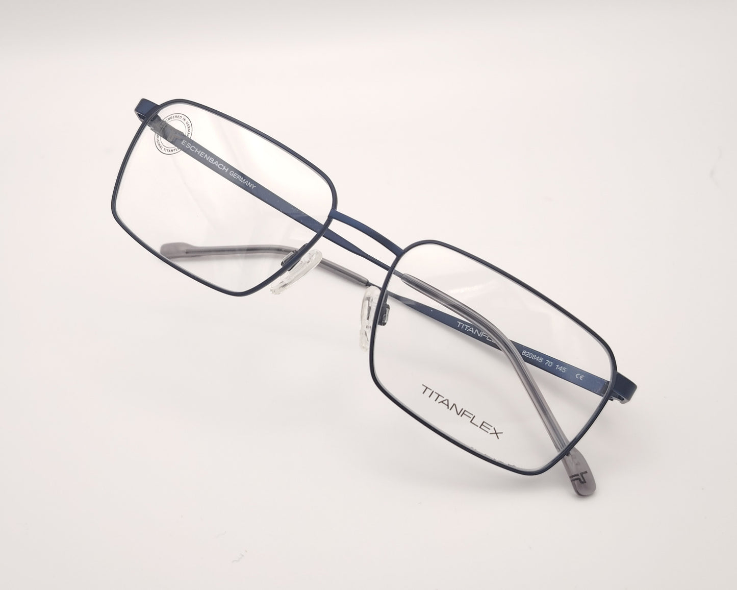 gafas titanflex rectangulares azul marino con montura metálica ligera y varillas finas