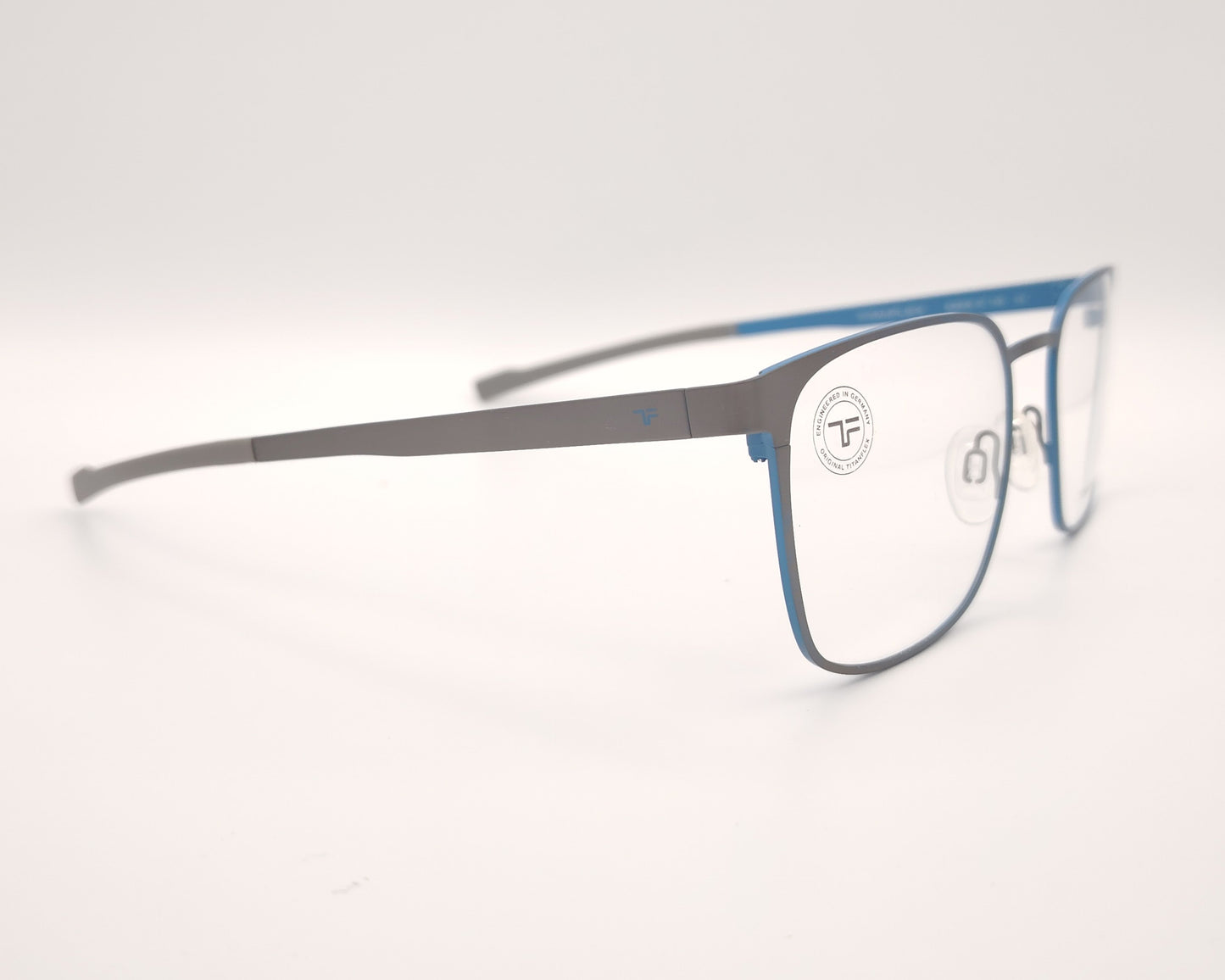 gafas titanflex gris mate con interior azul y forma ligeramente redondeada