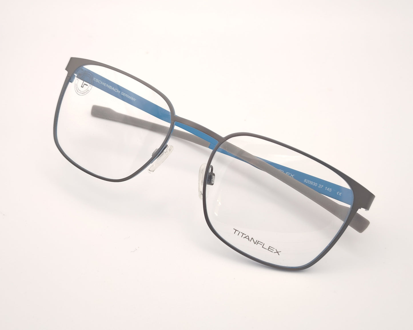 gafas titanflex gris mate con interior azul y forma ligeramente redondeada