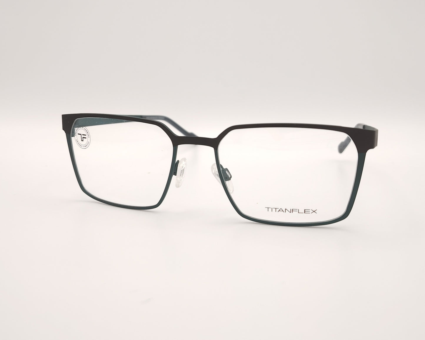 gafas titanflex rectangulares en negro y azul con montura metálica ligera