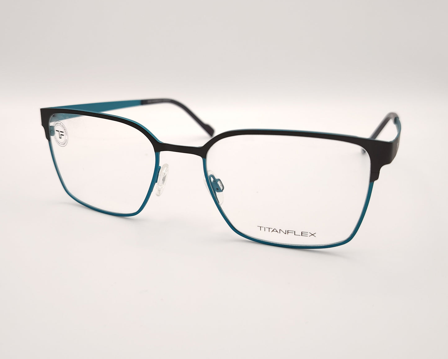 gafas titanflex en color negro y azul y forma rectangular ultraligeras