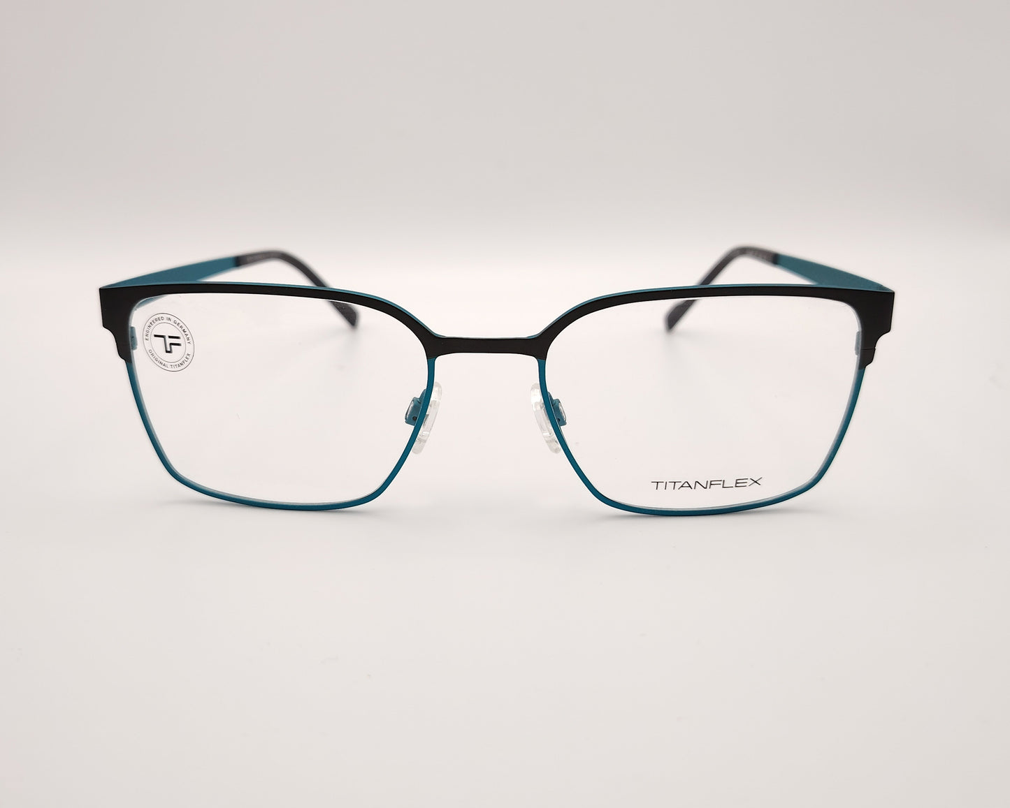 gafas titanflex en color negro y azul y forma rectangular ultraligeras