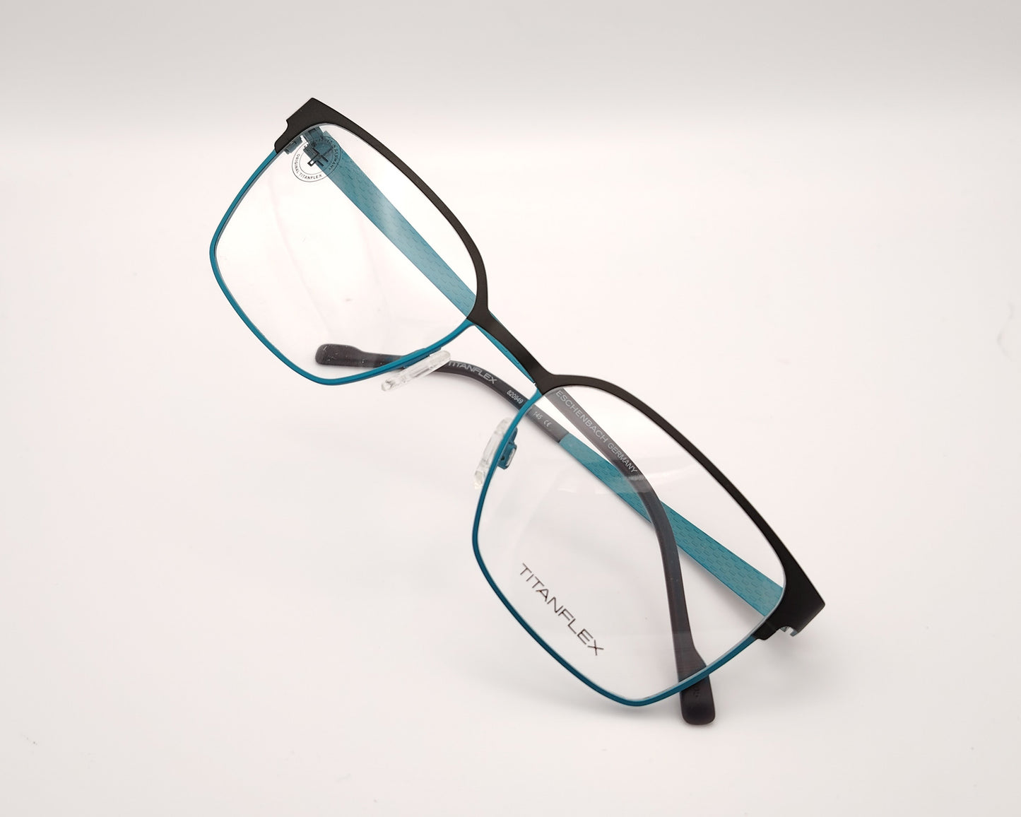 gafas titanflex en color negro y azul y forma rectangular ultraligeras