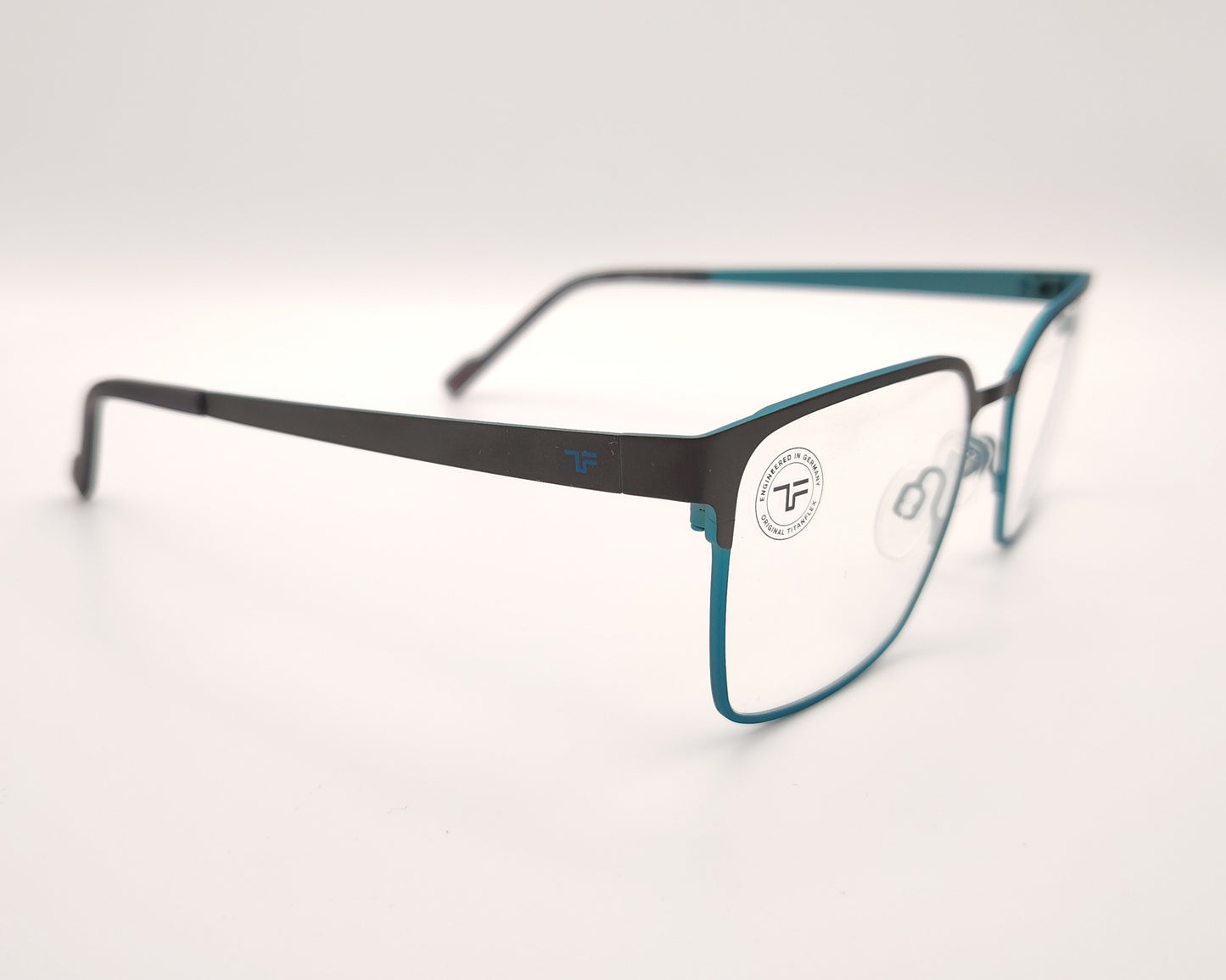 gafas titanflex en color negro y azul y forma rectangular ultraligeras