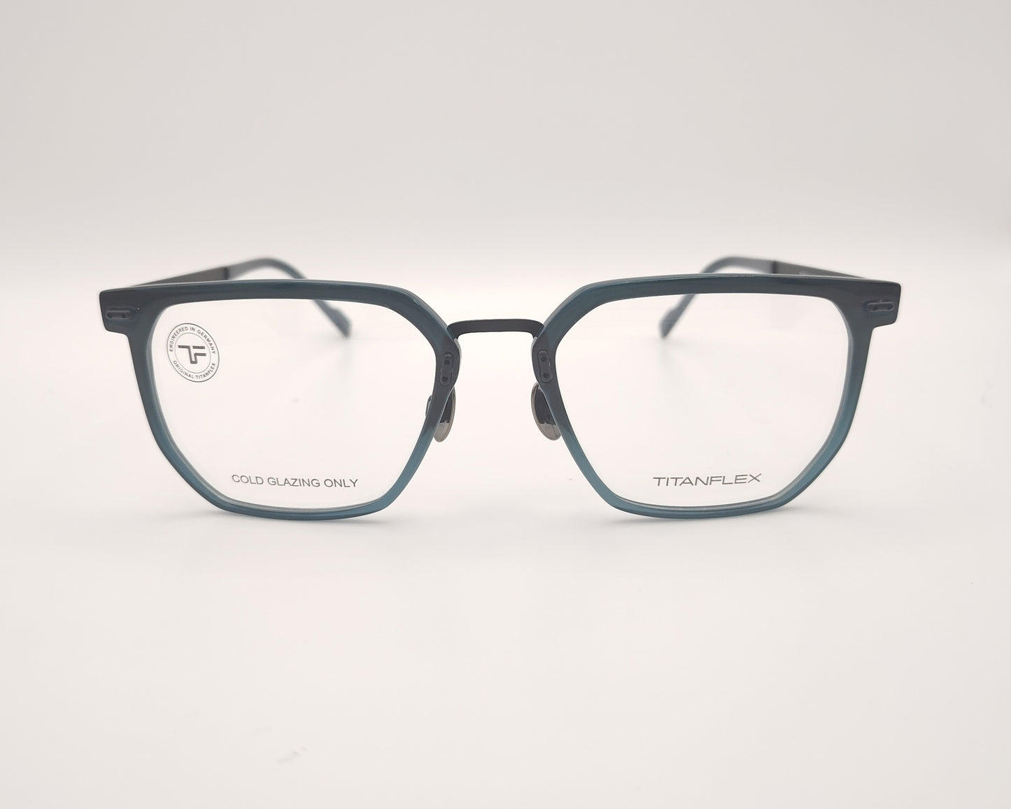 gafas titanflex cuadradas azul grisáceo translúcido con varillas metálicas negras