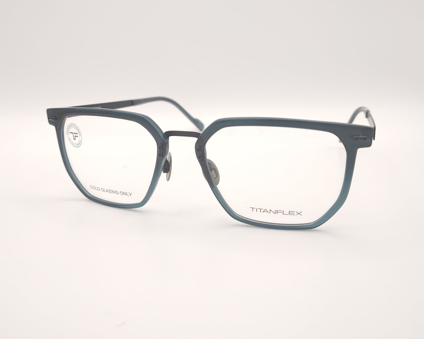 gafas titanflex cuadradas azul grisáceo translúcido con varillas metálicas negras