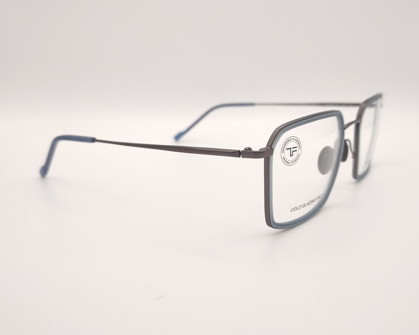 gafas titanflex rectangulares con montura gris oscuro y borde azul translúcido