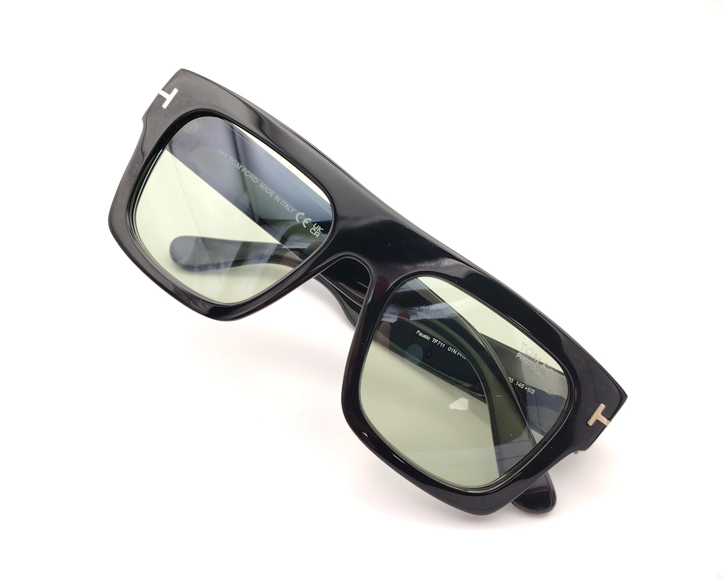 gafas de sol tom ford negras cuadradas con lentes verdes fotocromáticas y detalle metálico en las patillas