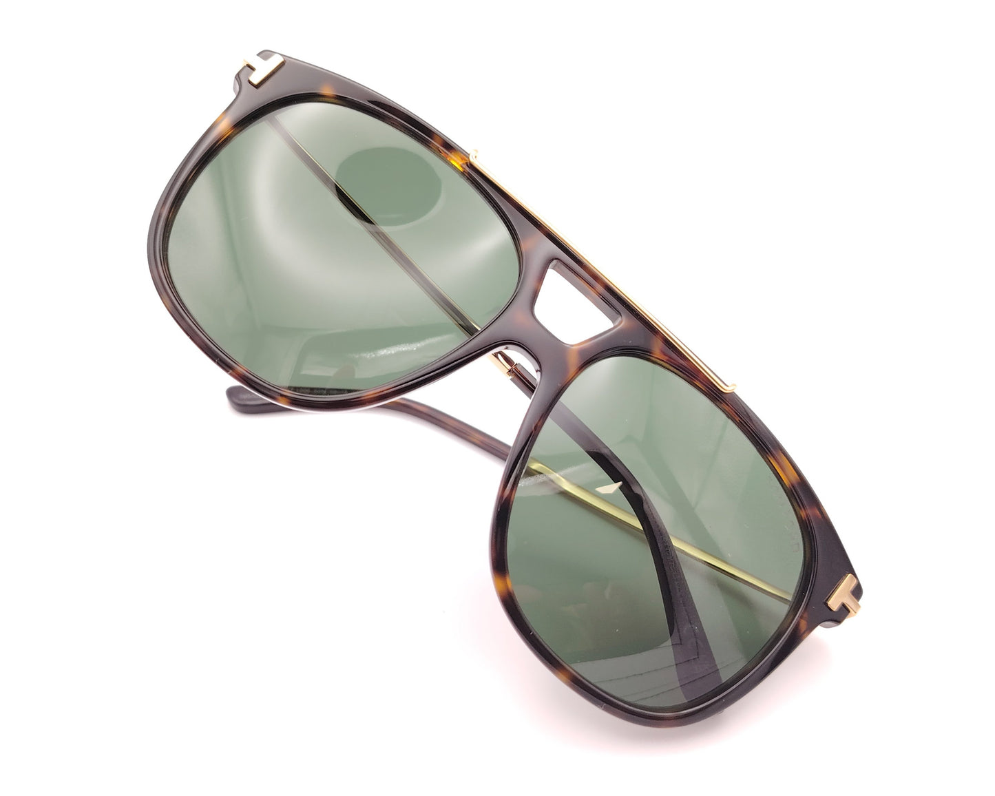 gafas de sol aviador con montura carey y lentes verdes con detalles dorados