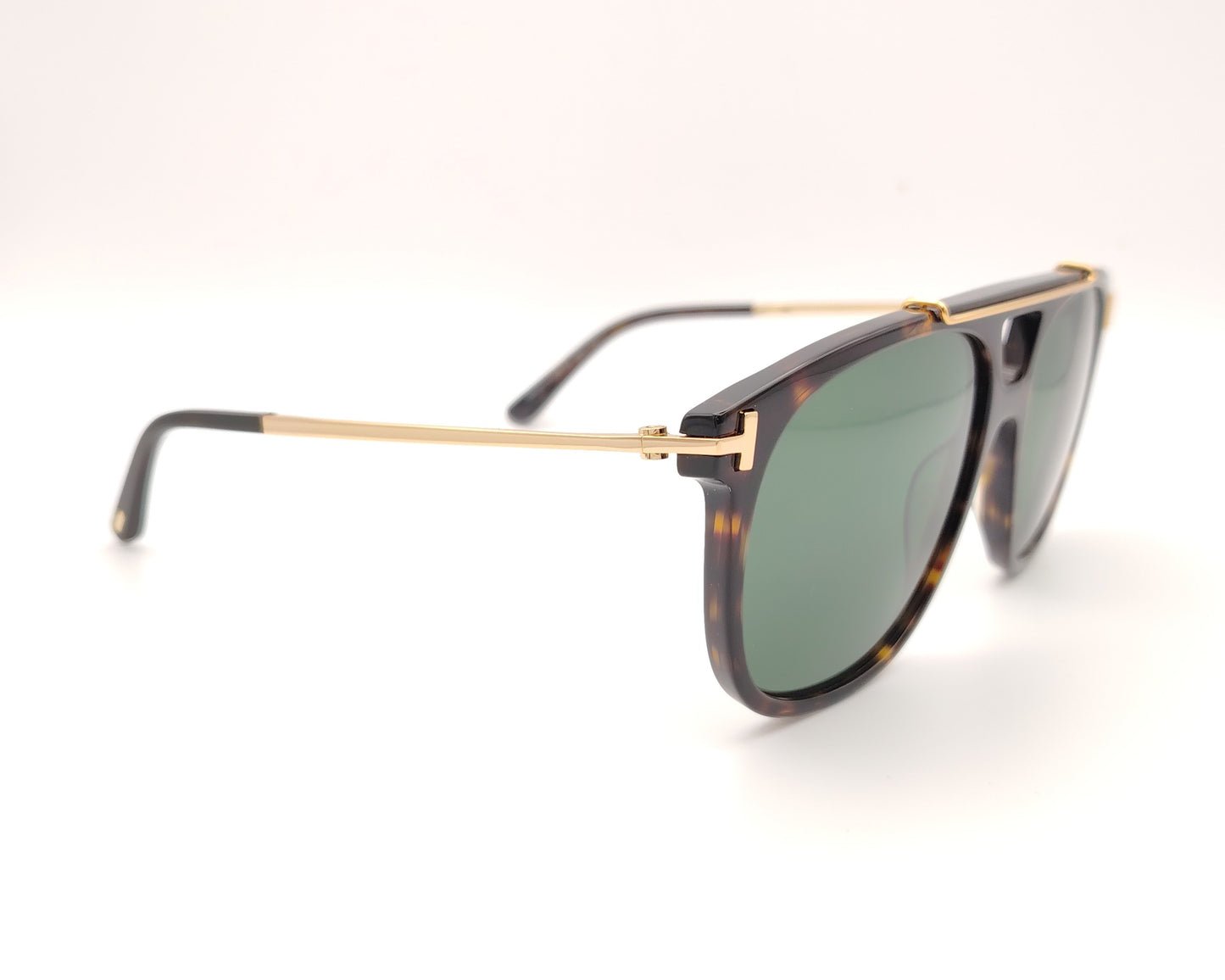 gafas de sol aviador con montura carey y lentes verdes con detalles dorados