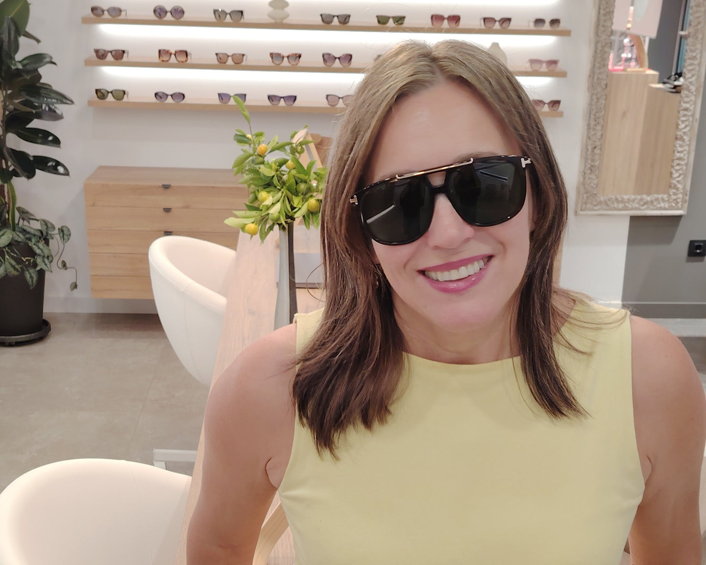 gafas de sol aviador con montura carey y lentes verdes con detalles dorados