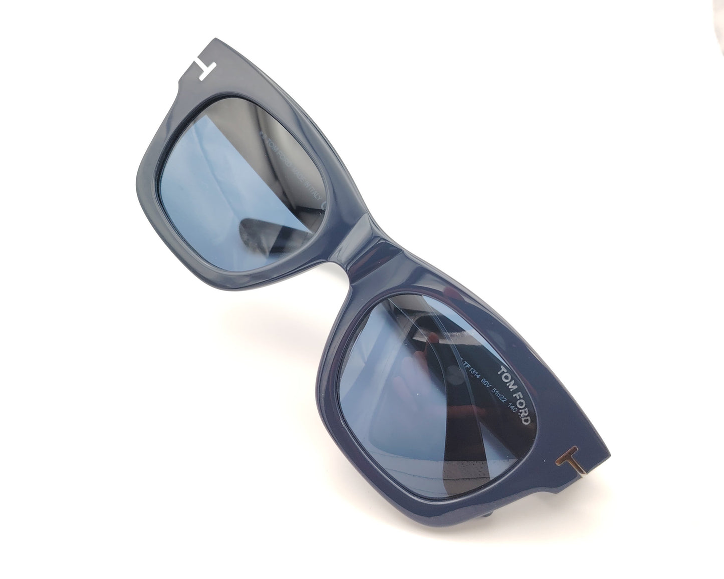 gafas de sol tom ford azul marino con lentes azules y detalle metálico en las varillas