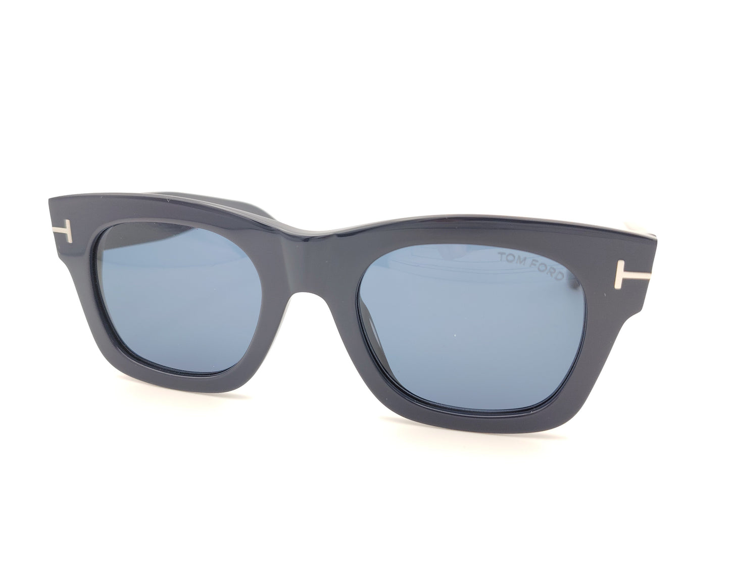 gafas de sol tom ford azul marino con lentes azules y detalle metálico en las varillas