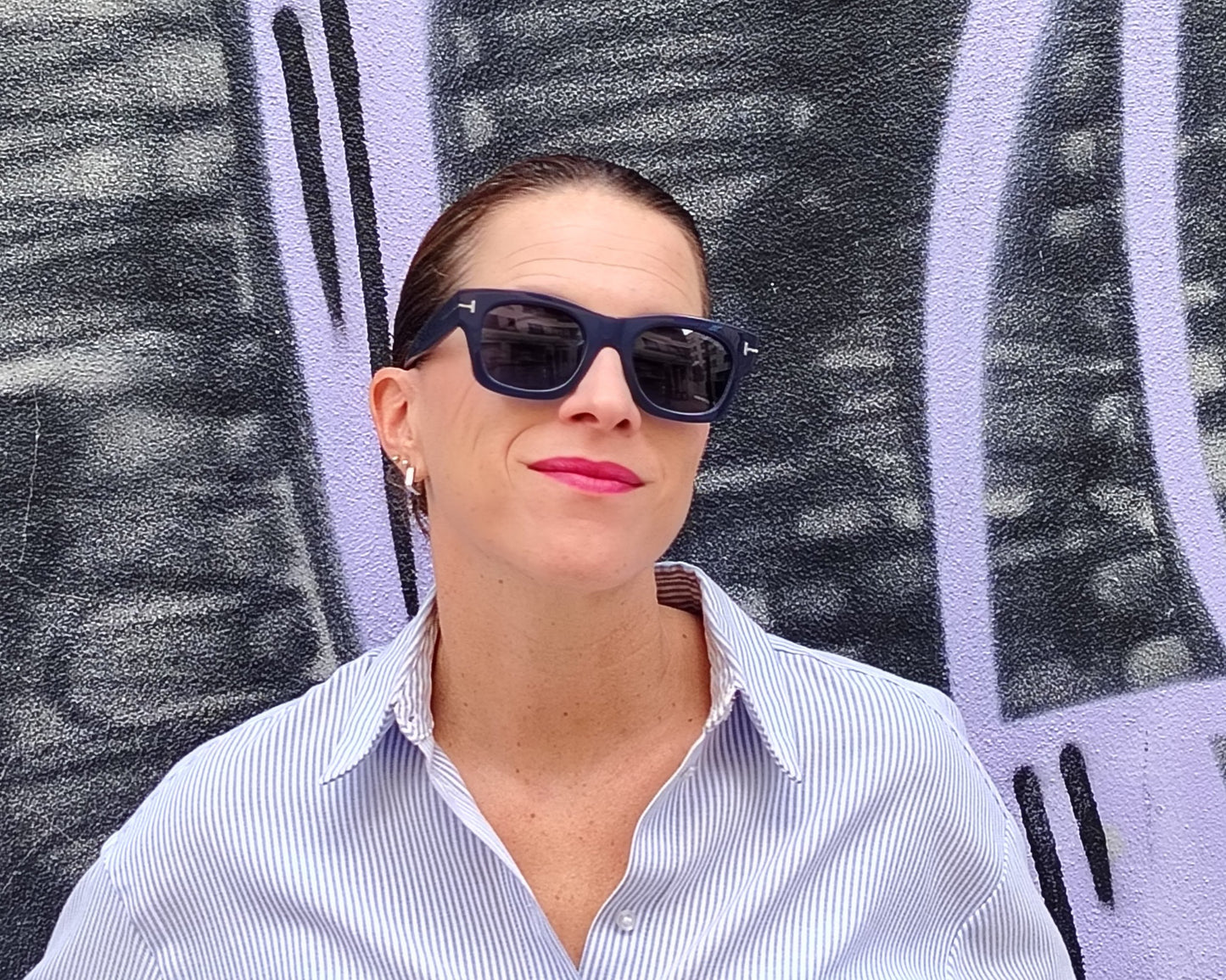 gafas de sol tom ford azul marino con lentes azules y detalle metálico en las varillas