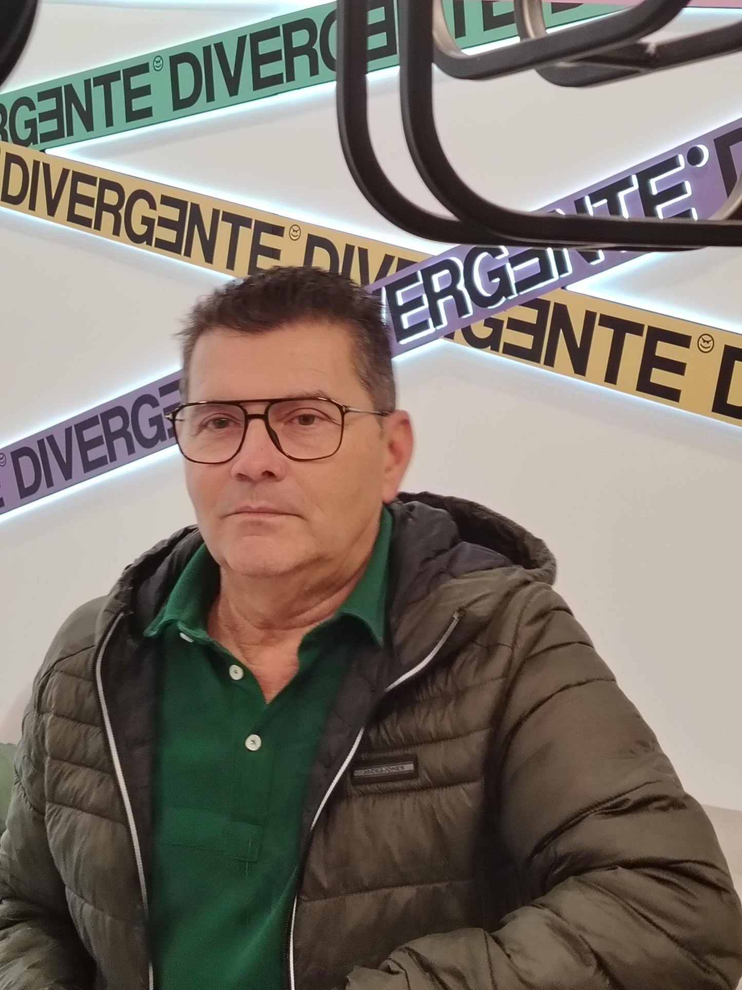gafas estilo aviador con frontal negro, doble puente y varillas metálicas