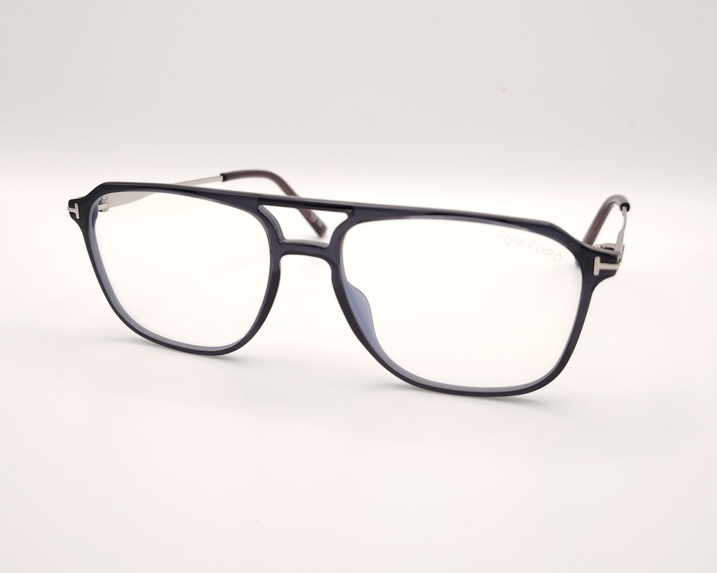 gafas estilo aviador con frontal gris ahumado, doble puente y varillas metálicas
