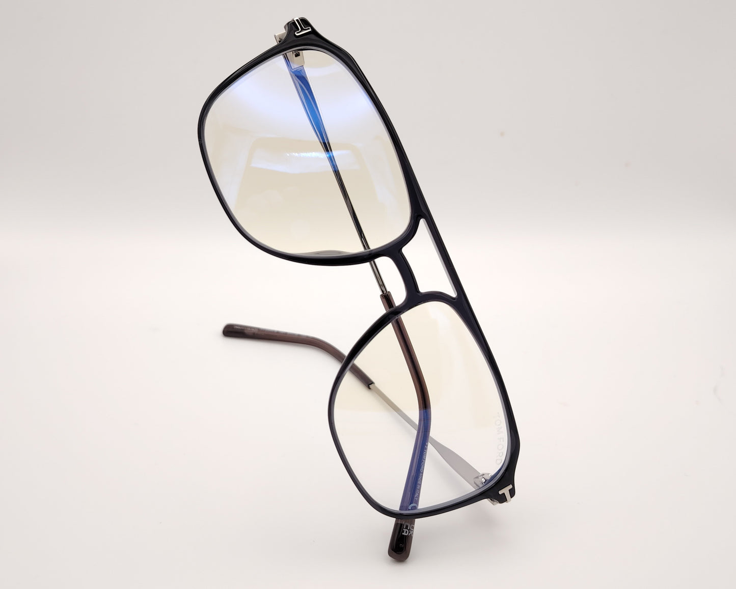 gafas estilo aviador con frontal gris ahumado, doble puente y varillas metálicas