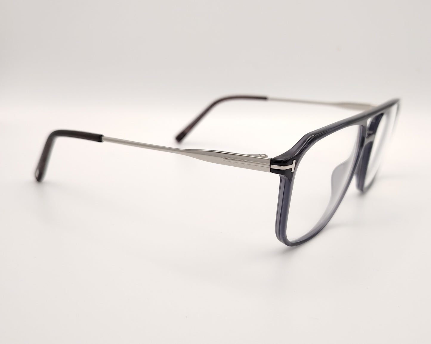 gafas estilo aviador con frontal gris ahumado, doble puente y varillas metálicas