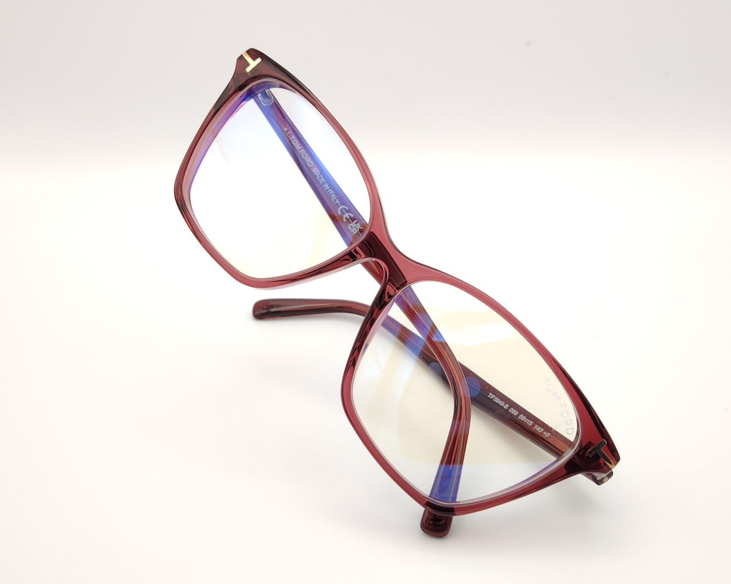 gafas cat eye de pasta semitransparente en tono rosado oscuro