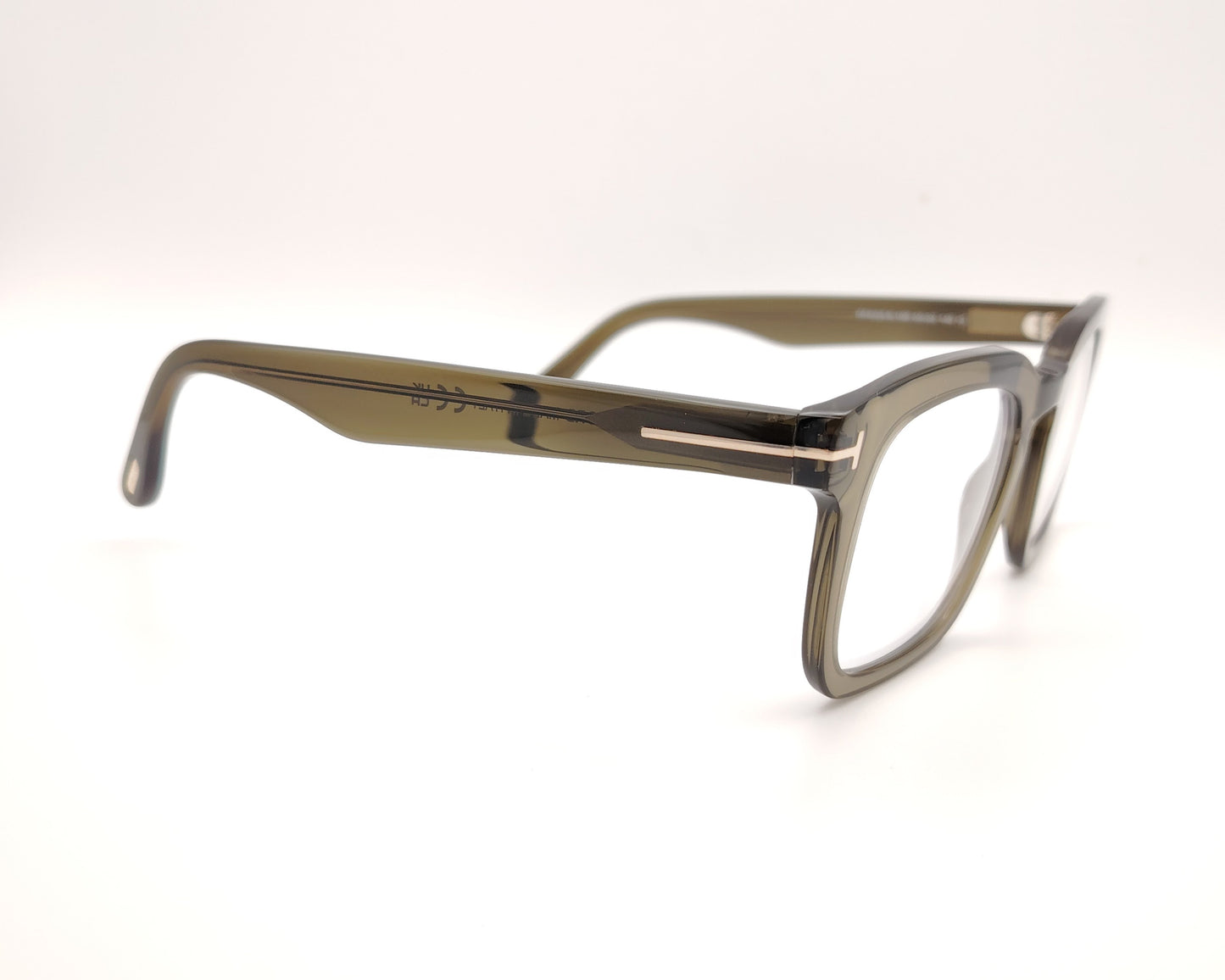 gafas de pasta verde translúcido con forma rectangular y detalle metálico en las patillas