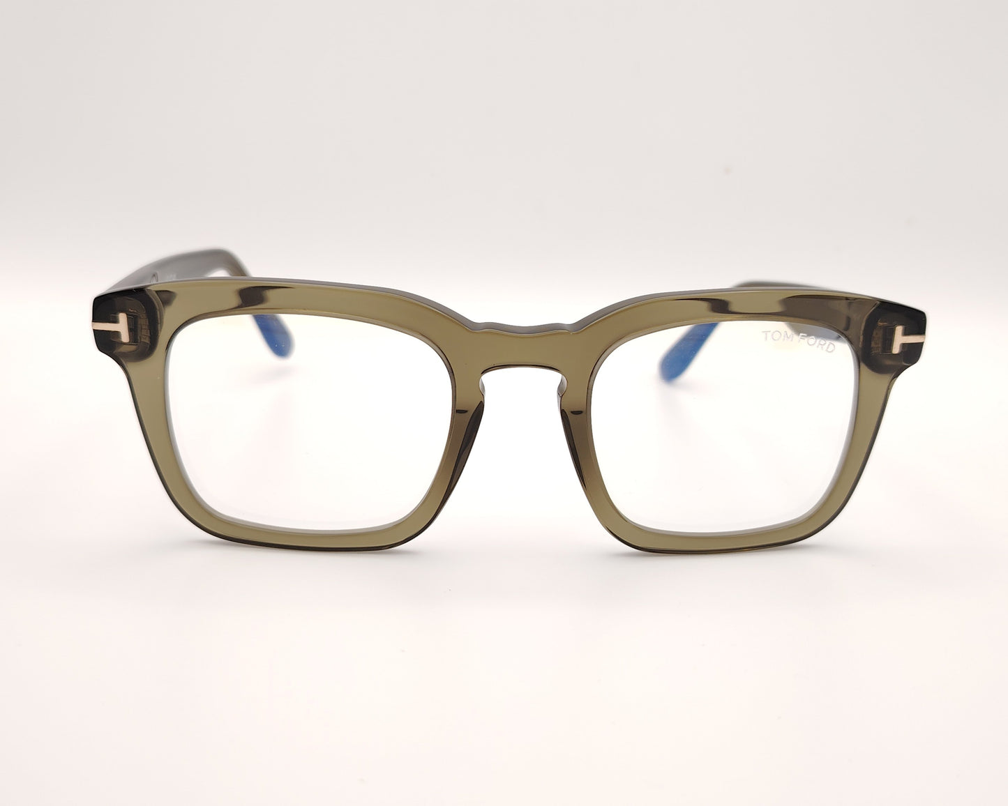 gafas de pasta verde translúcido con forma rectangular y detalle metálico en las patillas