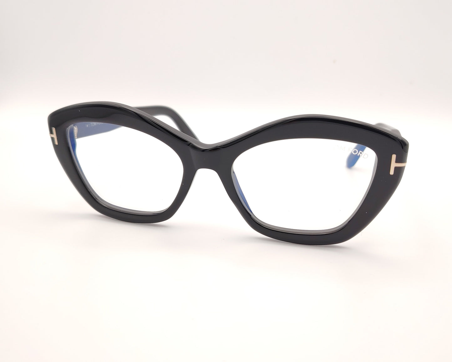 gafas negras de pasta con forma cat-eye y detalle metálico en las patillas