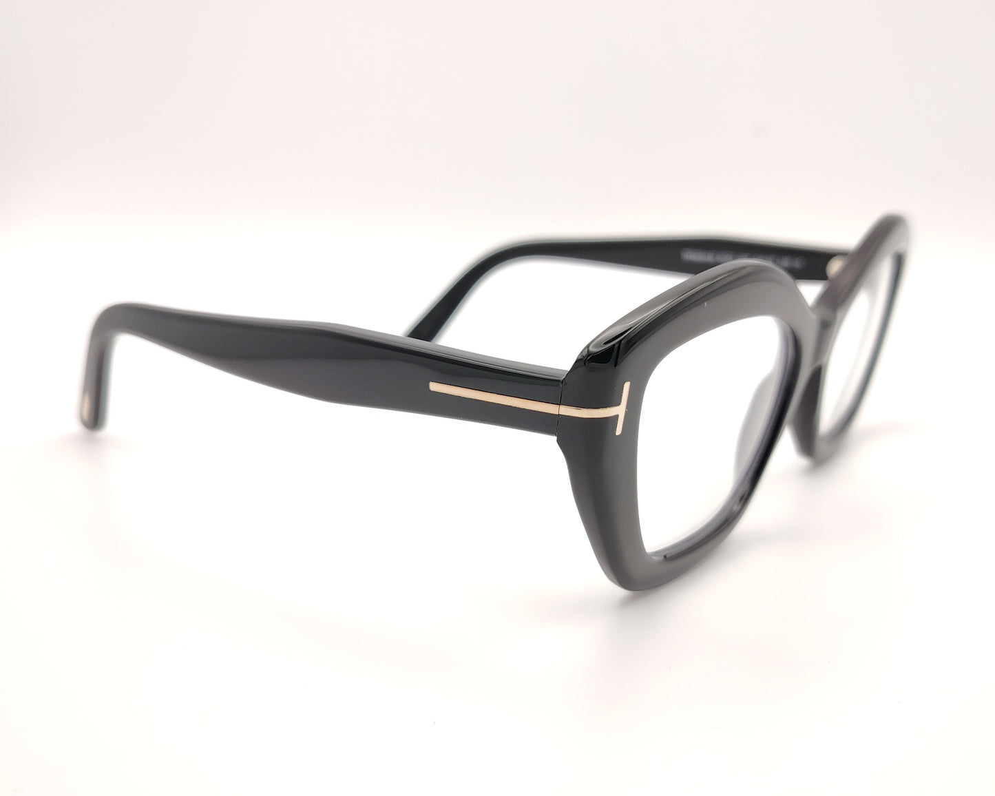 gafas negras de pasta con forma cat-eye y detalle metálico en las patillas