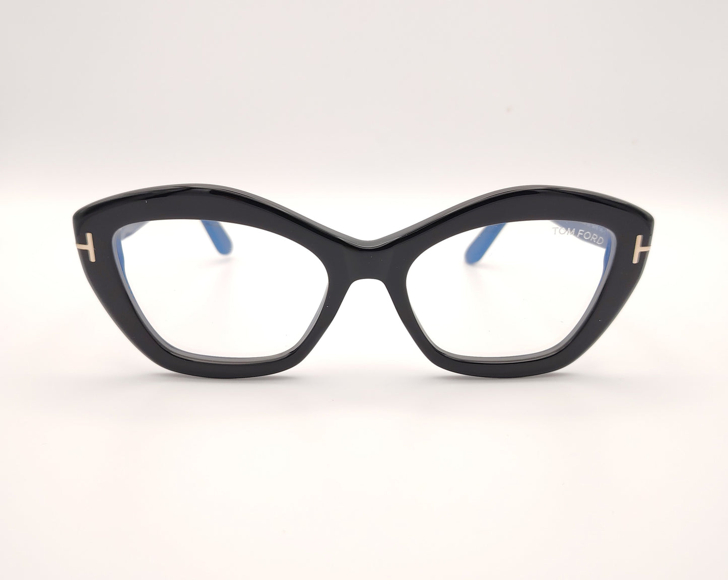 gafas negras de pasta con forma cat-eye y detalle metálico en las patillas