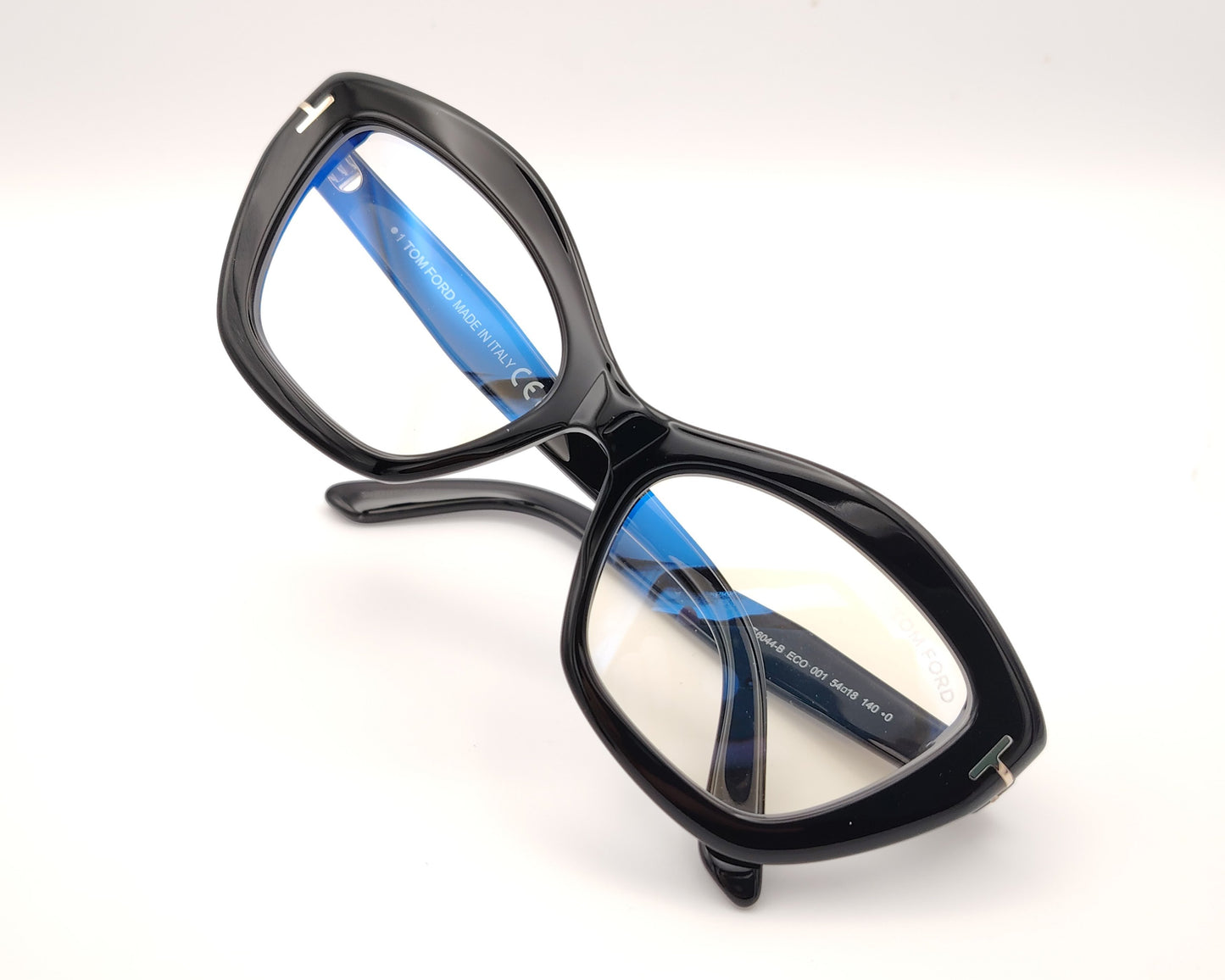 gafas negras de pasta con forma cat-eye y detalle metálico en las patillas