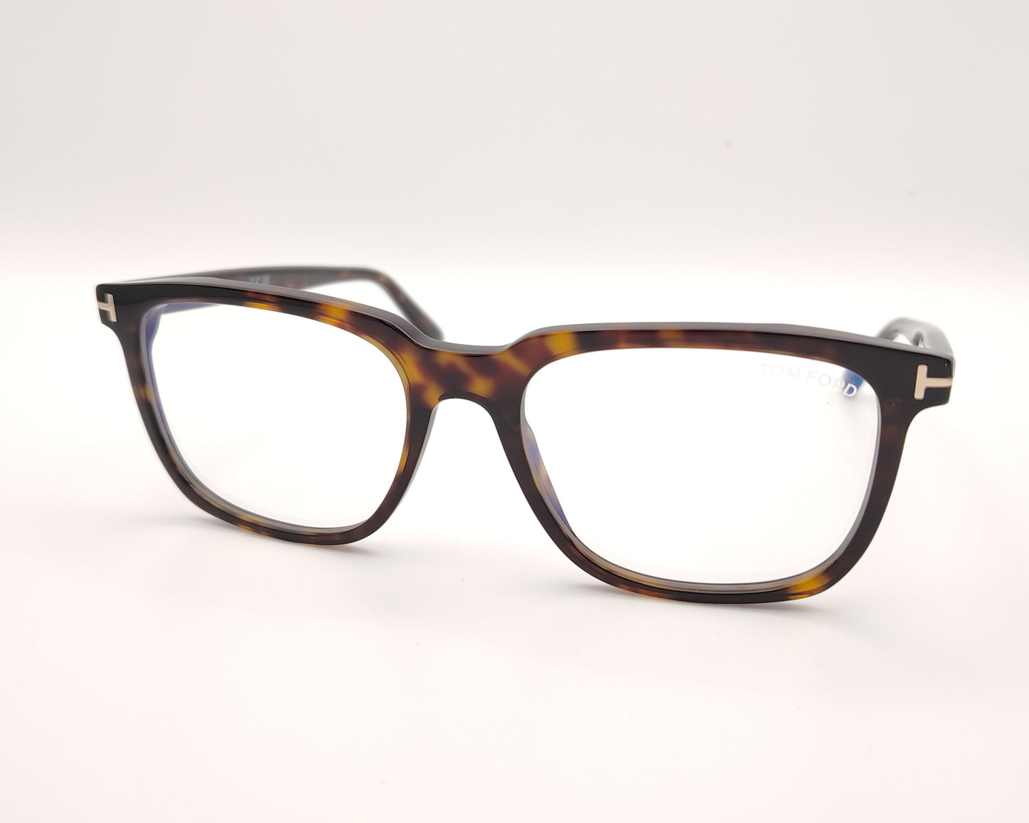 gafas de pasta color carey con forma rectangular y detalle metálico lateral