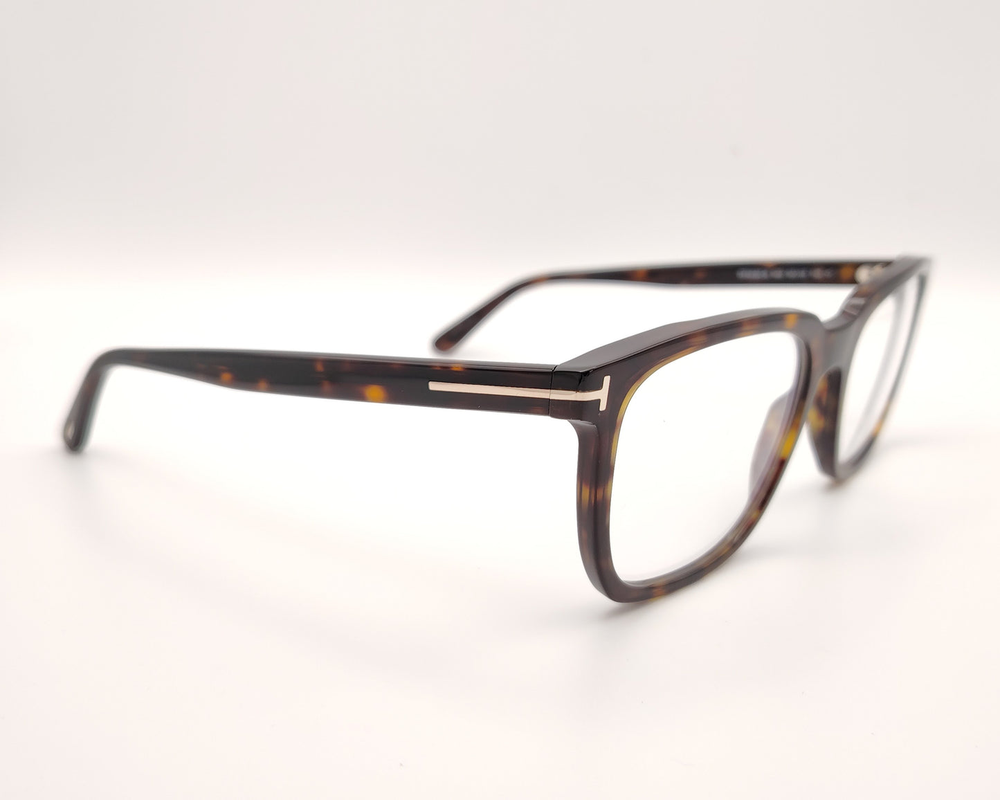 gafas de pasta color carey con forma rectangular y detalle metálico lateral